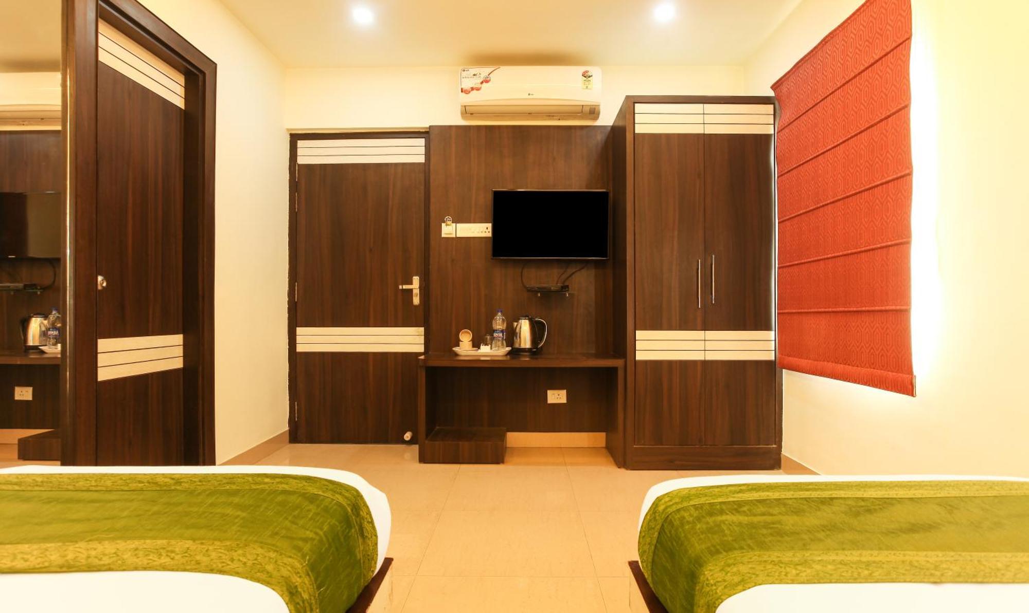 Hotel Janki International Sigra 2 Km From Kashi Vishwanath Temple Varanasi Exterior photo